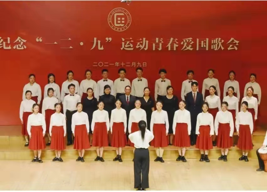 一群人站在台上中度可信度描述已自动生成