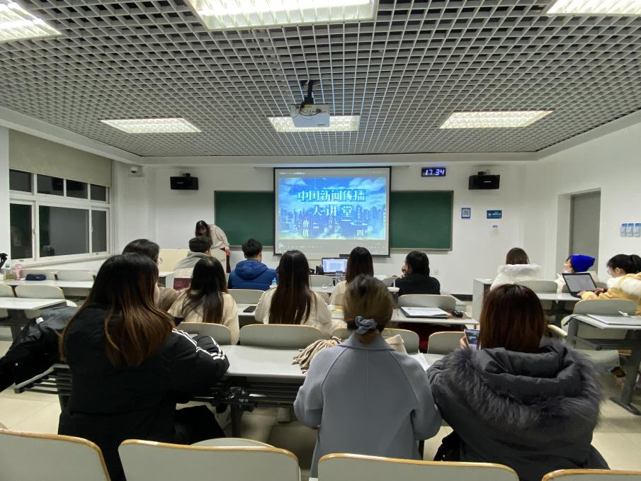 会议室里的人们描述已自动生成